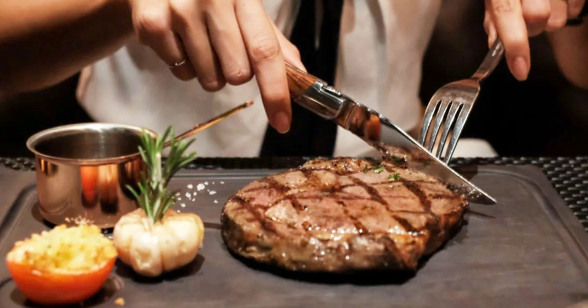 Țările europene introduc etichetarea obligatorie a originii cărnii în restaurante.
