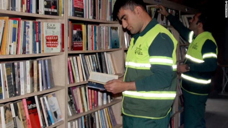 Gunoierii turci au deschis o bibliotecă din cărțile aruncate de foștii posesori