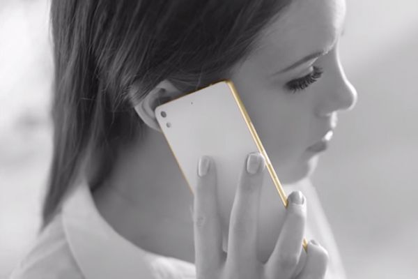O reclama TV pentru telefonul companiei Kazam a fost interzisa pentru ca ar obiectiva femeile. Foto: perfecte.md
