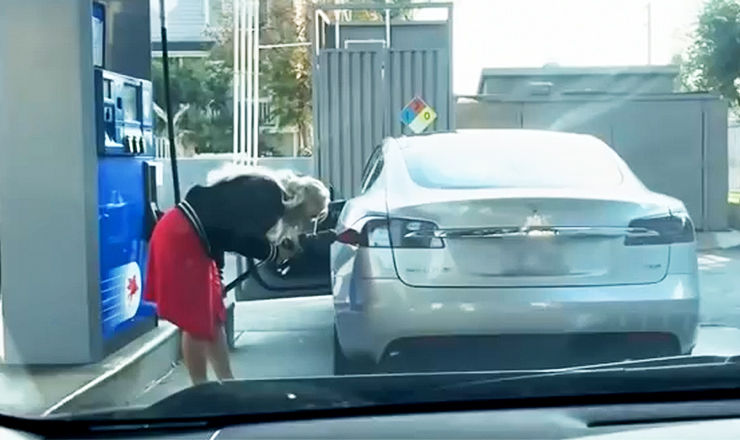 Девушка попыталась заправить электрокар Tesla обычным бензином.