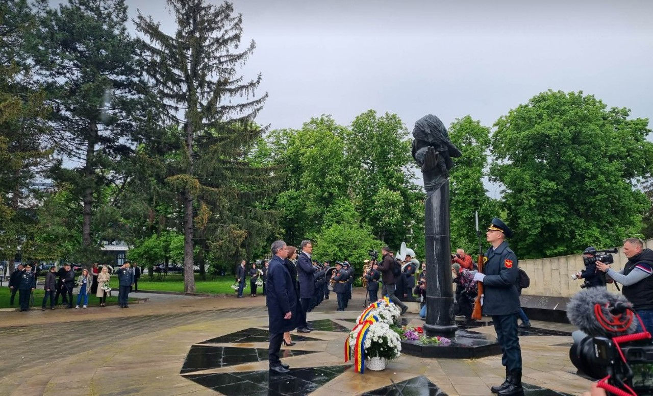 Руководство страны возложило цветы к памятнику "Скорбящей матери".