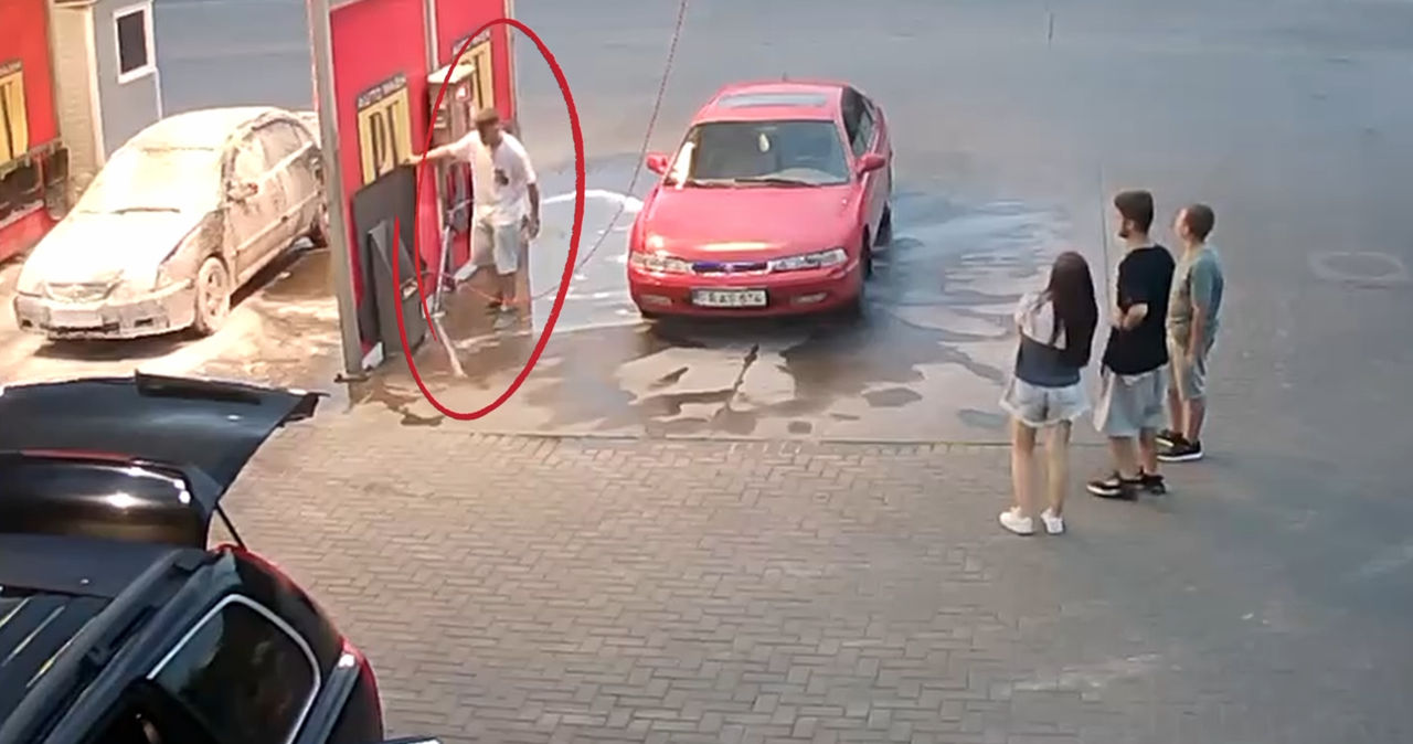 В Кишиневе клиент автомойки украл чужой коврик для багажника.