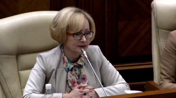 С инициативой перевести сайт парламента на русский язык выступила депутат от ПКРМ Елена Боднаренко.