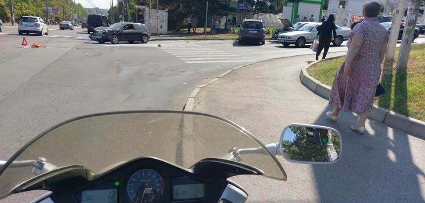 Trei automobile au fost avariate, după ce au fost implicate într-un accident în lanț.