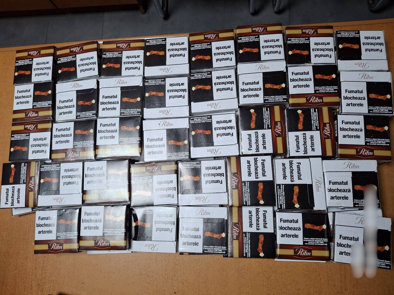 На КПП в Атаках женщина пыталась пронести под одеждой 113 пачек сигарет.