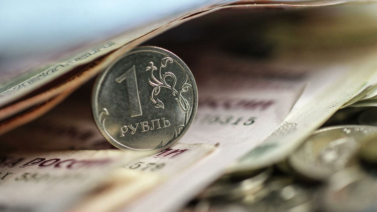 Rubla rusească a devenit cea mai profitabilă monedă a anului 2025: A depășit aurul.