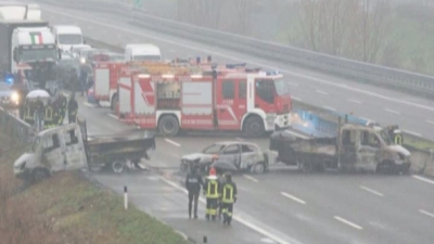 Panică pe o autostradă din Italia. Cincisprezece indivizi au luat cu asalt un convoi de transport valori.
