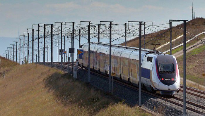Un tren a deraiat de pe șine cu viteza de 243 km pe oră. Foto: AFP