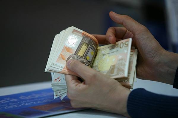 У одной лишь женщины подозреваемый присвоил свыше 300 тысяч леев, так и не возвратив их.