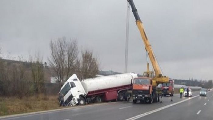 На трассе M2 перевернувшуюся автоцистерну подняли при помощи крана.