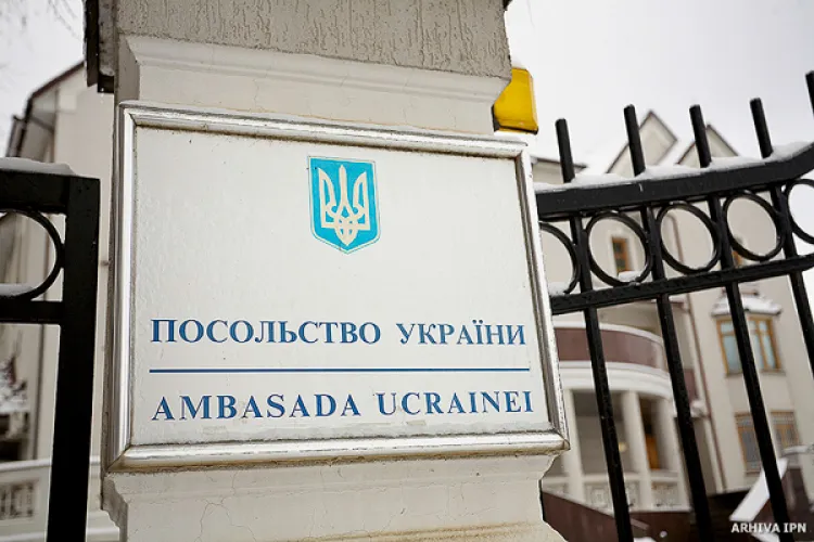Посольство Украины просит сообщать о возможных случаях похищения украинцев.