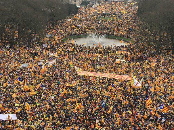 Peste 45.000 de oameni au manifestat la Bruxelles în favoarea independenţei Cataloniei.