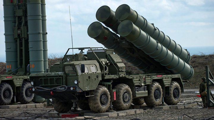 Ministrul turc al Apărării anunţă că Rusia va livra sisteme antiaeriene S-400 către Turcia.