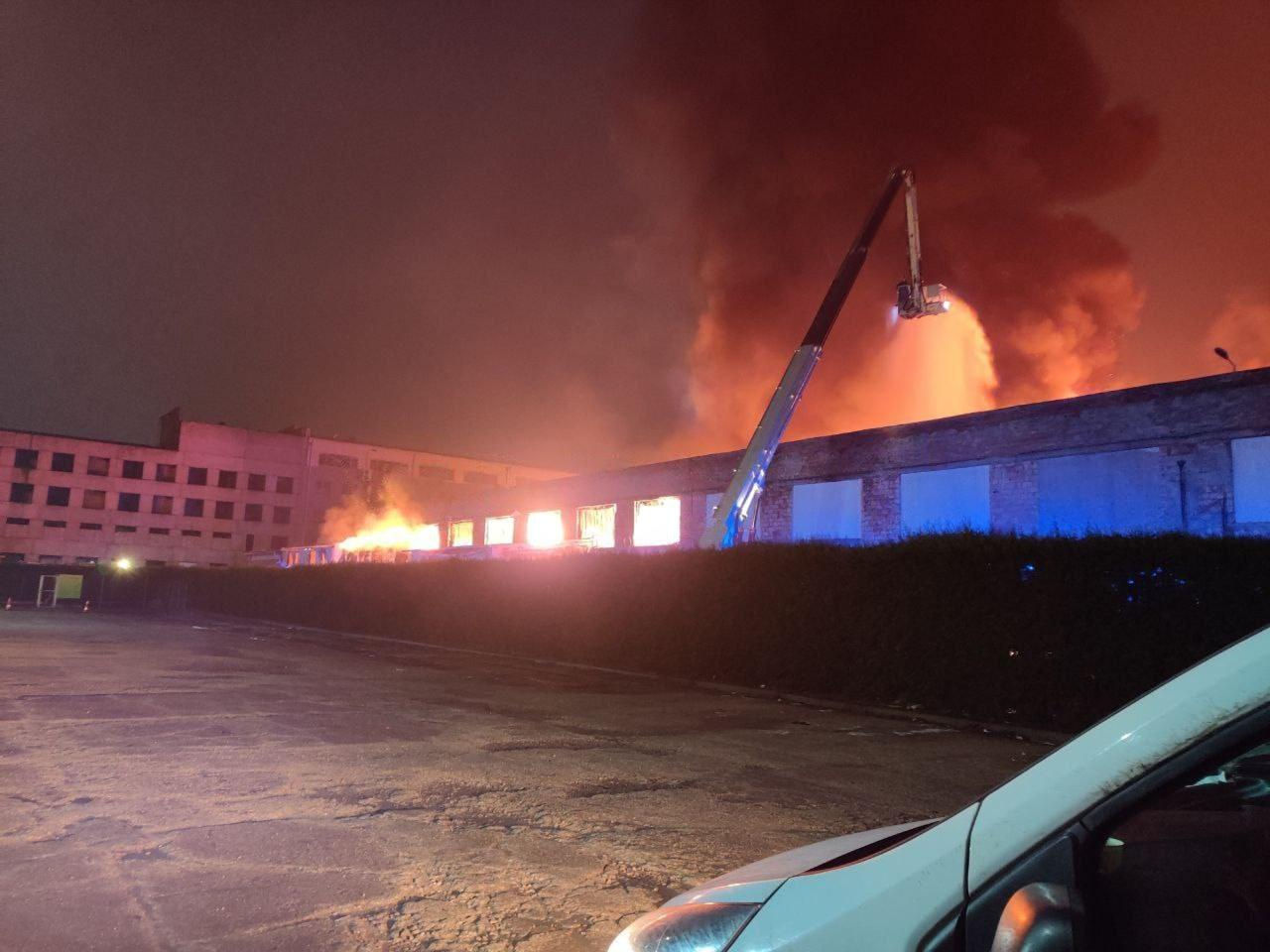 Un depozit din Chișinău, cuprins de flăcări: Peste 70 de salvatori au intervenit.