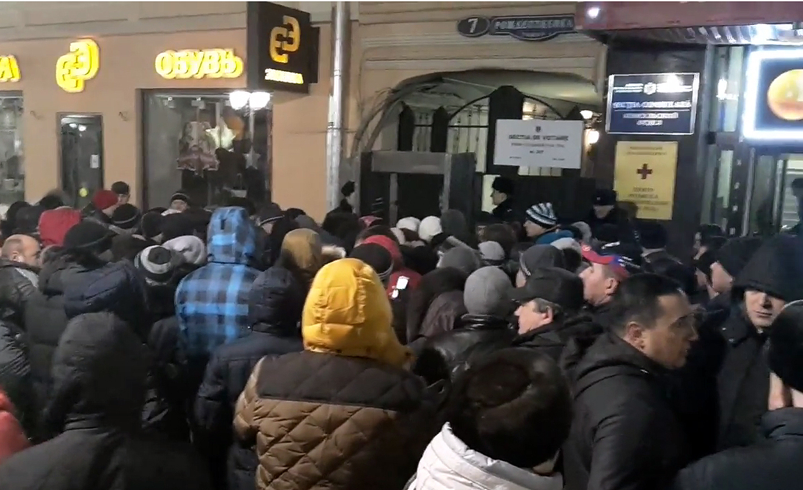 Сотни человек скандируют у избирательного участка в Москве "Дайте нам голосовать".