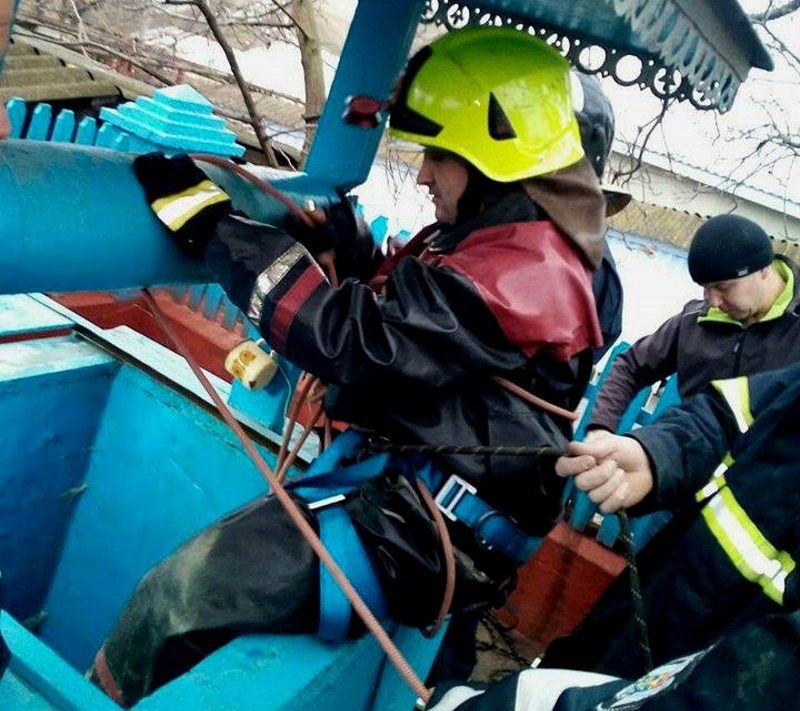 Спасатели проводят операцию по извлечению со дна колодца тела ребенка.