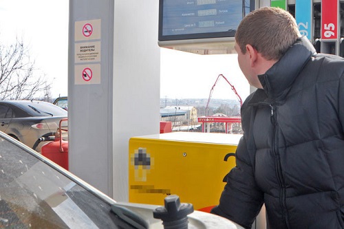 В ближайшие дни бензин может подорожать на 50 банов за литр.