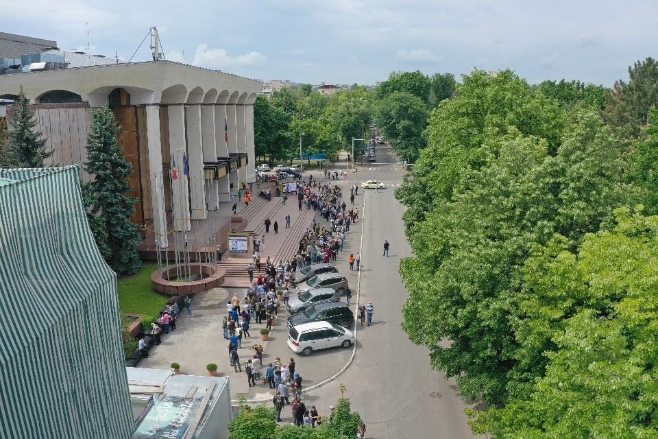 В Кишиневе не утихает ажиотаж вокруг прививки Pfizer на марафоне вакцинации.
