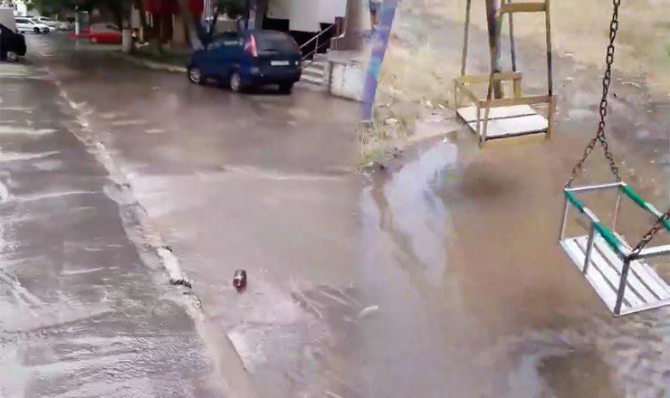 На Чеканах затопило двор жилого дома.