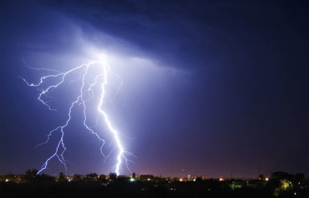 Fulgerele care se deplasează invers reprezintă un fenomen meteorologic întâlnit rar în natură. 