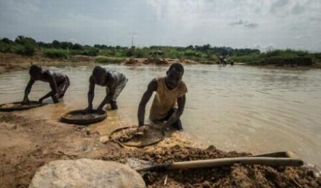 Un diamant de 709 carate a fost descoperit de un pastor din Sierra Leone. Foto: bbc.com
