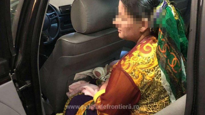 O femeie şi-a ascuns bebeluşul sub fustă, ca să-l treacă ilegal frontiera. 