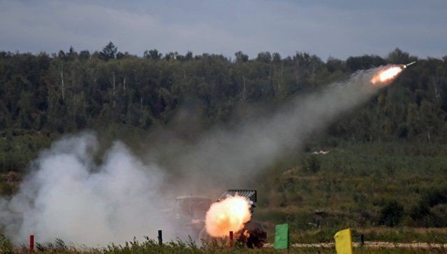 Украинские силовики открыли огонь из систем залпового огня "Град" по позициям подразделения "Правый сектор".