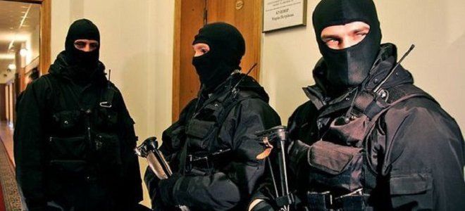 Проверяют служебный кабинет и дом главы отделения Игоря Тропоцела.  