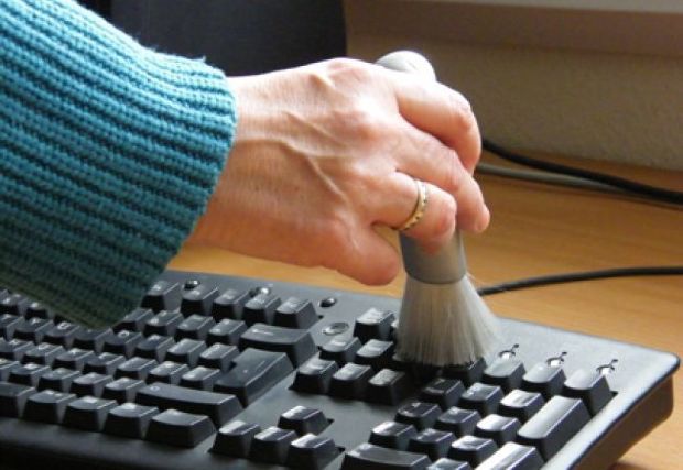 Vezi cum să-ţi cureţi rapid tastatura şi aparatura electronică fără să strici ceva. Foto: casa.acasa.ro