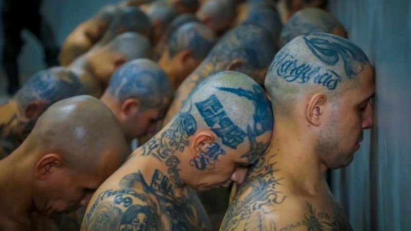 В Сальвадоре открылась мега-тюрьма для гангстеров.