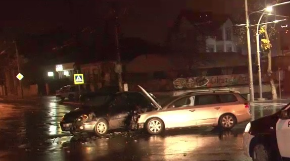 Noapte cu ghinion. Doi șoferi neatenți s-au ales cu mașini avariate