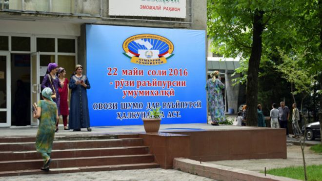 Поправки в основной закон разрешают действующему президенту страны Эмомали Рахмону переизбираться на новый срок без ограничений.