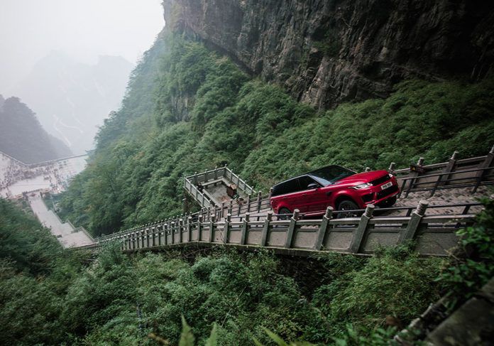 Un Range Rover Sport hybrid a înaintat pe o scară cu 999 de trepte din China. 