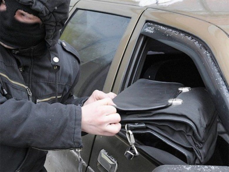 Într-o localitate din raionul Strășeni au fost sparte cinci automobile