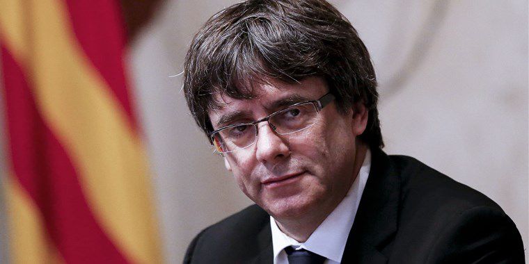 Poliţia spaniolă a arestat doi poliţişti catalani aflaţi cu Carles Puigdemont.