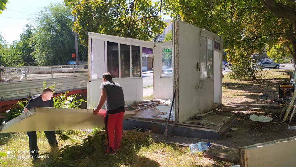 На Ботанике продолжаются работы по эвакуации неавторизованных и заброшенных киосков. 