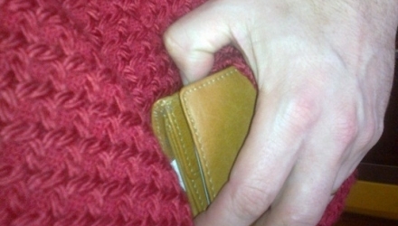 Profita de neatenţia vârstnicilor care mergeau la piaţă după cumpărături şi îi lăsa fără portofel.