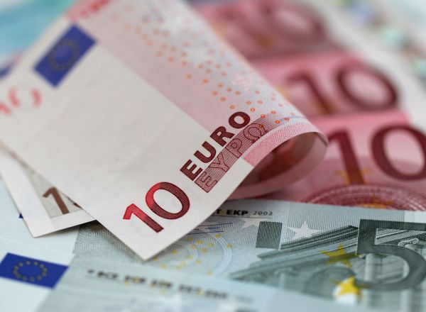 Moneda europeana este vanduta astazi cu mai putin 19 lei la casele de schimb valutar.