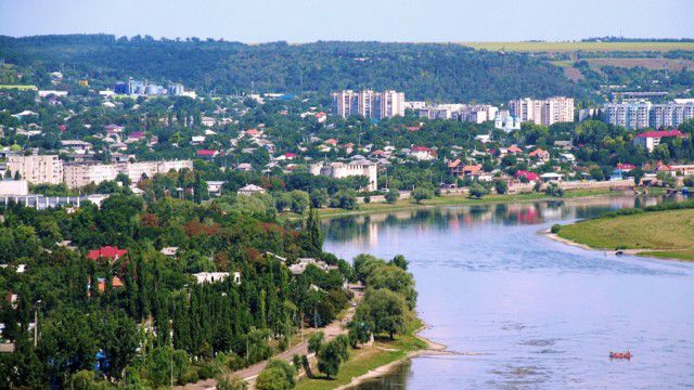 Peste 2.300 de metri cubi de ape reziduale din oraş se scurg zilnic în râul Nistru. Foto: moldovenii.md