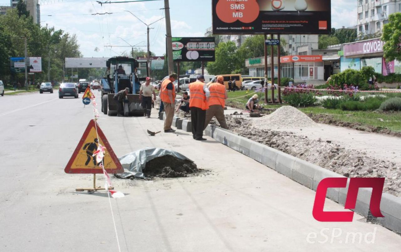 В настоящий момент работники МП ДРСУ меняют бордюры в районе автовокзала.
