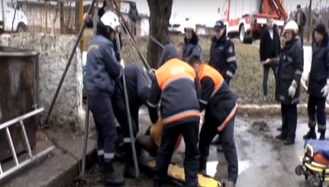 Жительница столица провалилась в колодец и сломала обе ноги.
