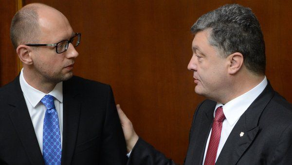 На Банковой продолжаются переговоры Петра Порошенко с Арсением Яценюком.
