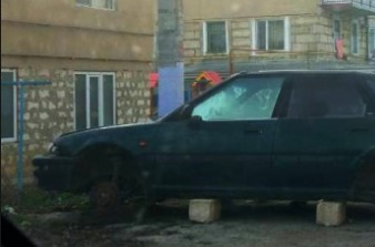 В ночь с 21 на 22 ноября предполагаемый преступник демонтировал и похитил четыре колеса.