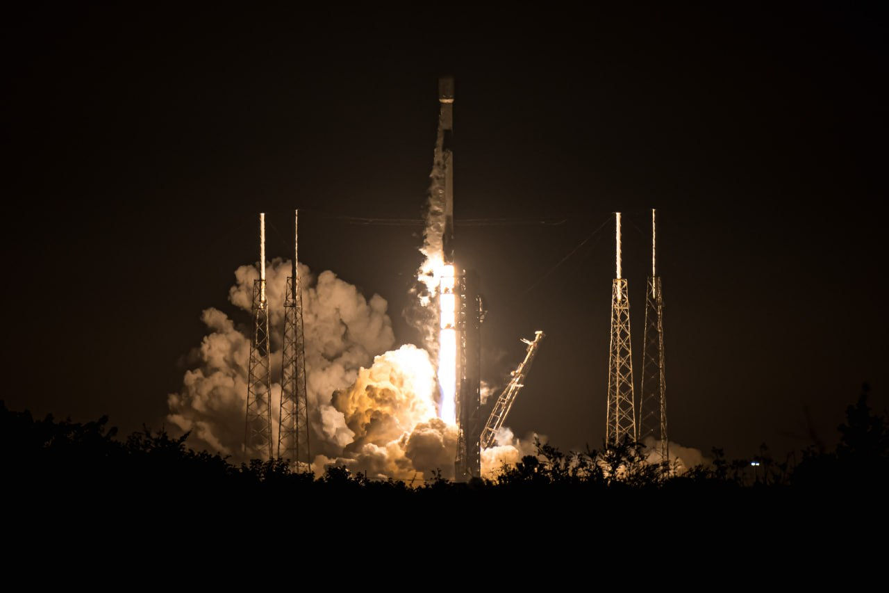 SpaceX запустила на орбиту новую партию спутников Starlink.