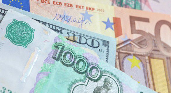 Moneda rusă a pierdut 45 de copeici în raport cu dolarul și 33 față de euro.