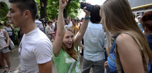 Pentru anul academic 2014 - 2015 Guvernul României a oferit 5000 de burse la studii pentru cetăţenii Republicii Moldova, iar în 2013- 5500 burse.
