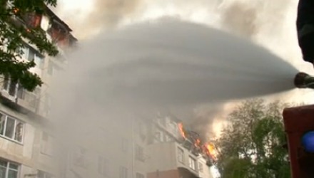 Primăria Chișinău va aloca 3,5 milioane de lei pentru construcția acoperișului blocului 10/2 din strada Independenței, unde a fost recent mistuită de flăcări o mansardă.