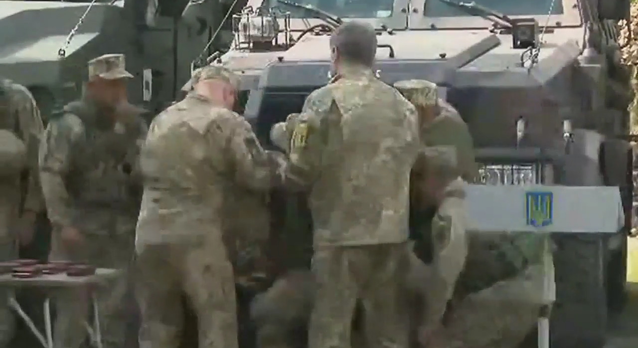 Военнослужащая упала в обморок во время выступления Порошенко.