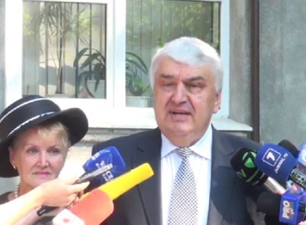 Серафим Урекян пришел на выборы вместе со своей женой.