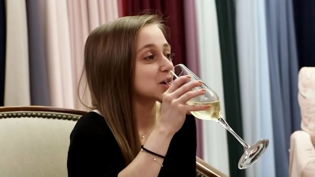 22-летняя британка с редкой болезнью живет в теле восьмилетнего ребенка.